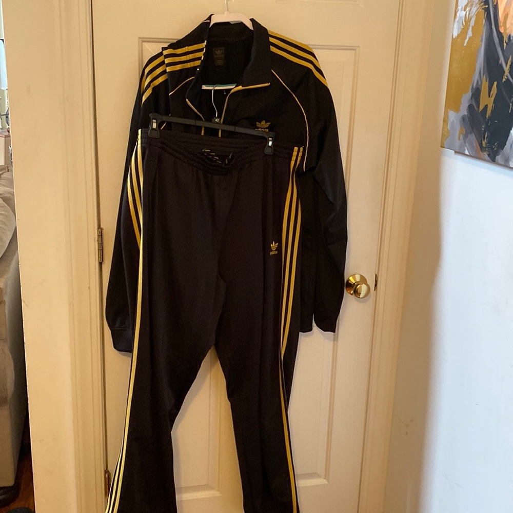 Men’s Adidas sweatsuit